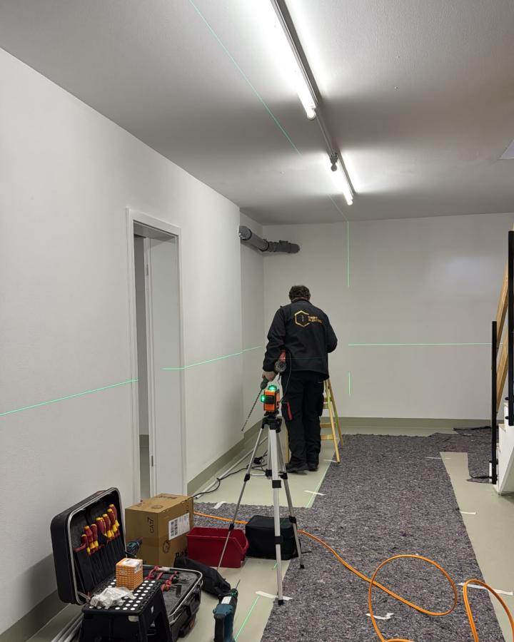 Elektro Gashi beim Ausrichten und Bohren mit Linienlaser